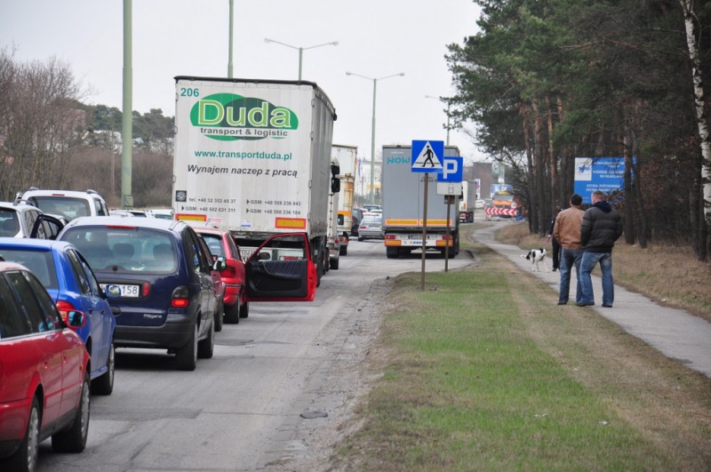 Slalomem po chodniku! Włocławski sposób na korki