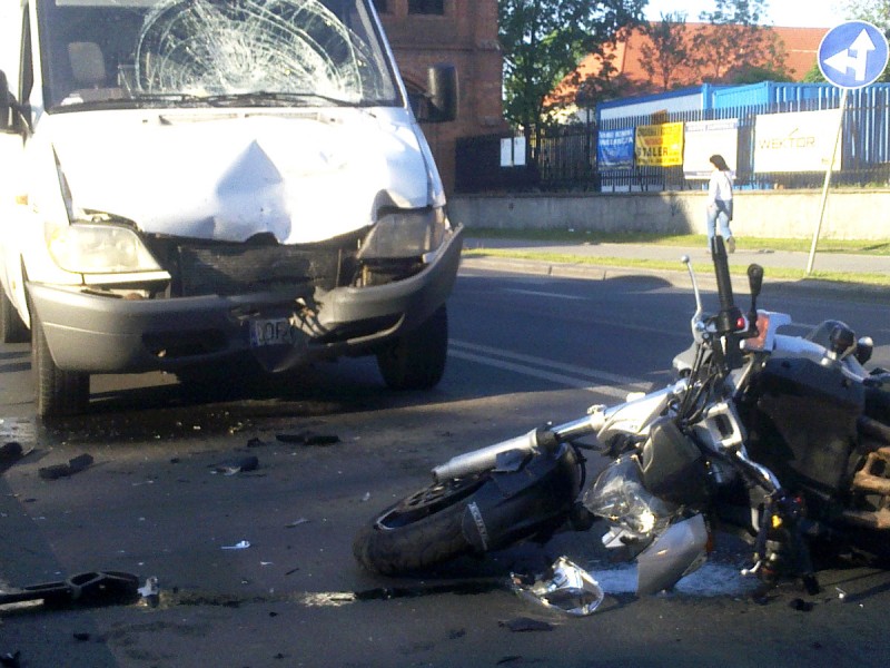 Motocyklista czołowo zderzył się z busem