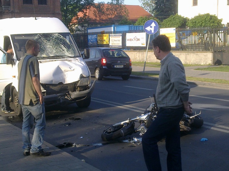 Motocyklista czołowo zderzył się z busem