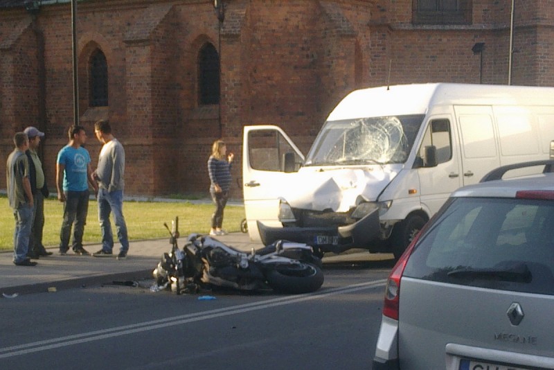 Motocyklista czołowo zderzył się z busem