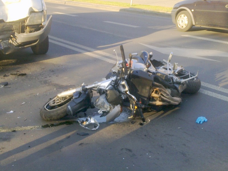 Motocyklista czołowo zderzył się z busem