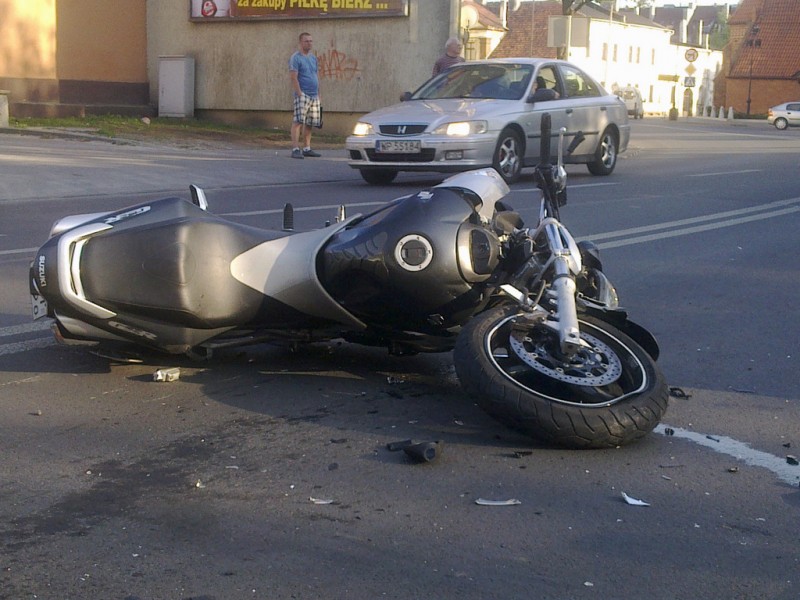 Motocyklista czołowo zderzył się z busem