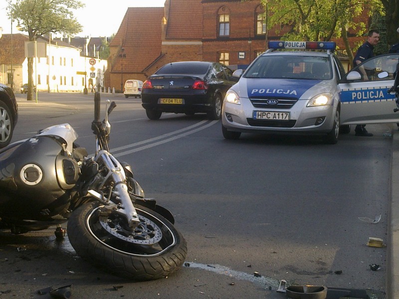 Motocyklista czołowo zderzył się z busem