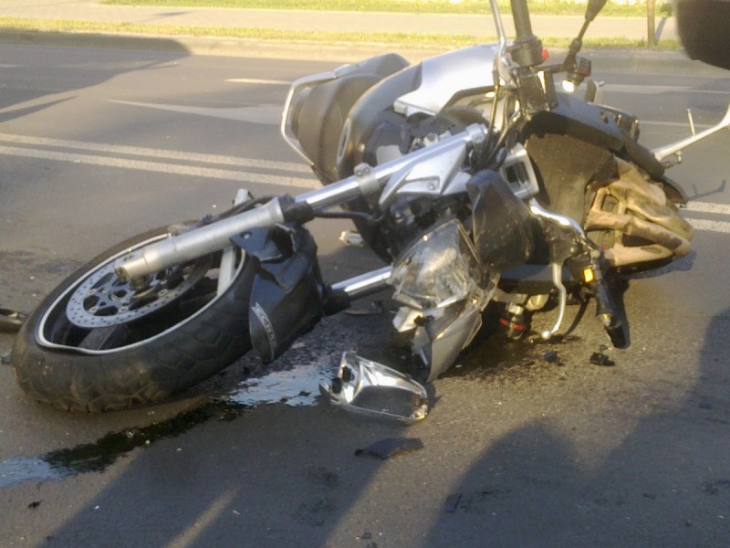 Motocyklista czołowo zderzył się z busem