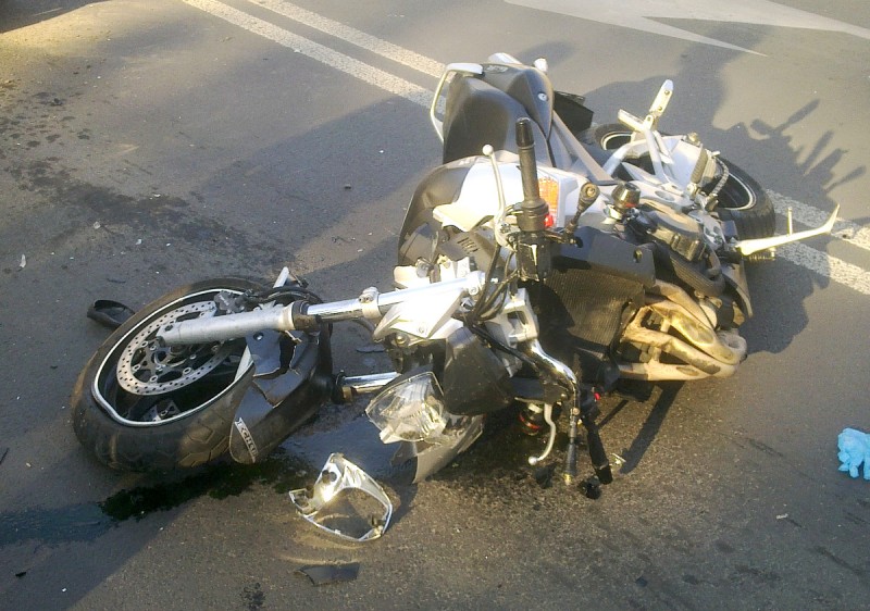 Motocyklista czołowo zderzył się z busem