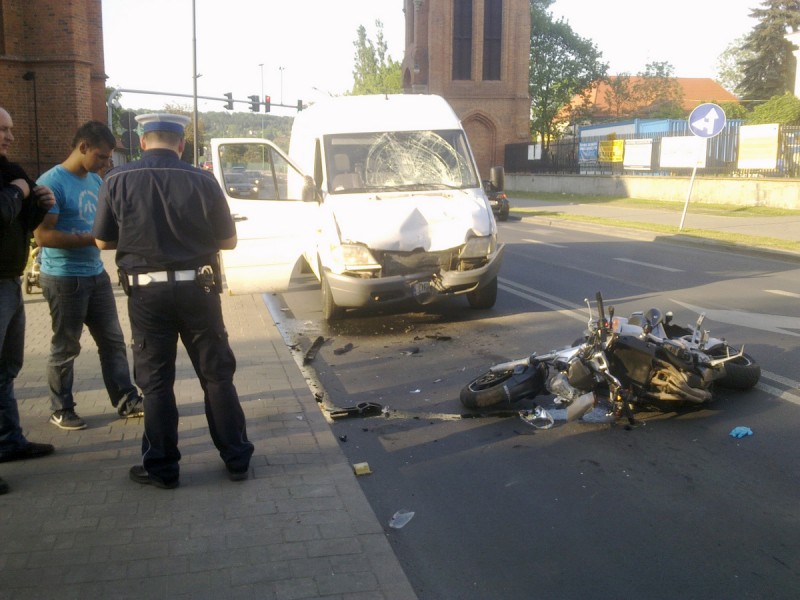 Motocyklista czołowo zderzył się z busem