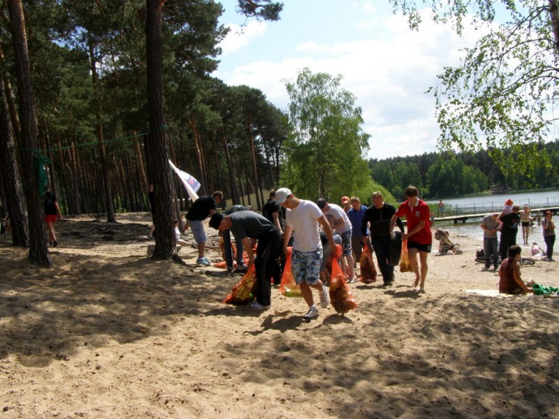 Sprzątanie jeziora Czarnego