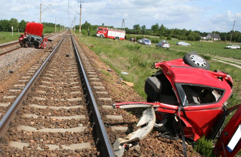Samochód wjechał pod pociąg. Zginęła młoda kobieta
