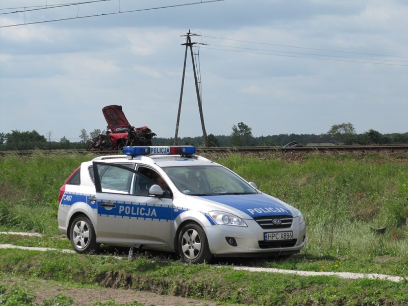 Samochód wjechał pod pociąg. Zginęła młoda kobieta