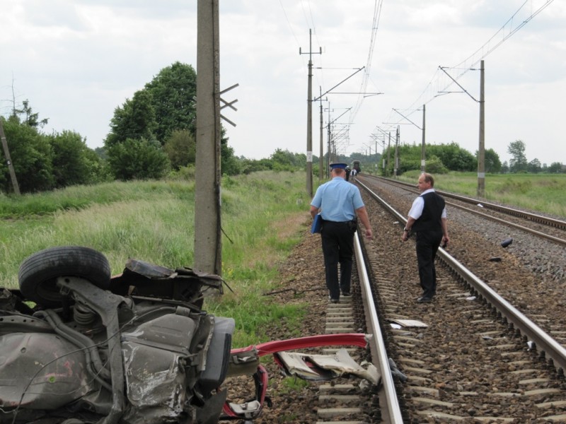 Samochód wjechał pod pociąg. Zginęła młoda kobieta