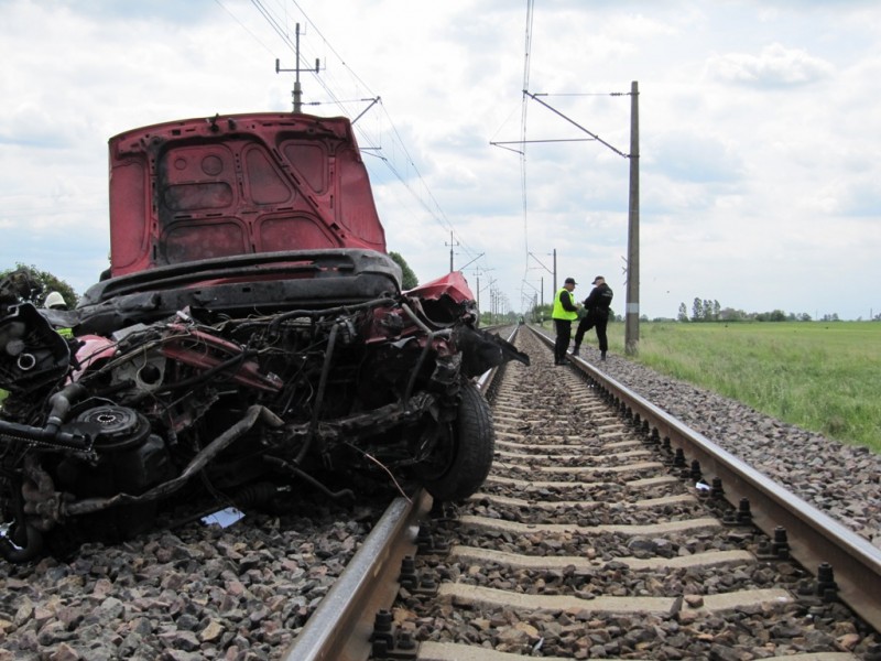 Samochód wjechał pod pociąg. Zginęła młoda kobieta