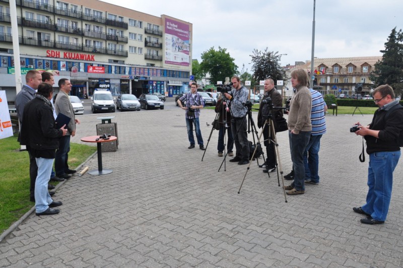 Radni pili na Placu Wolności. Potem podpisali pakt...
