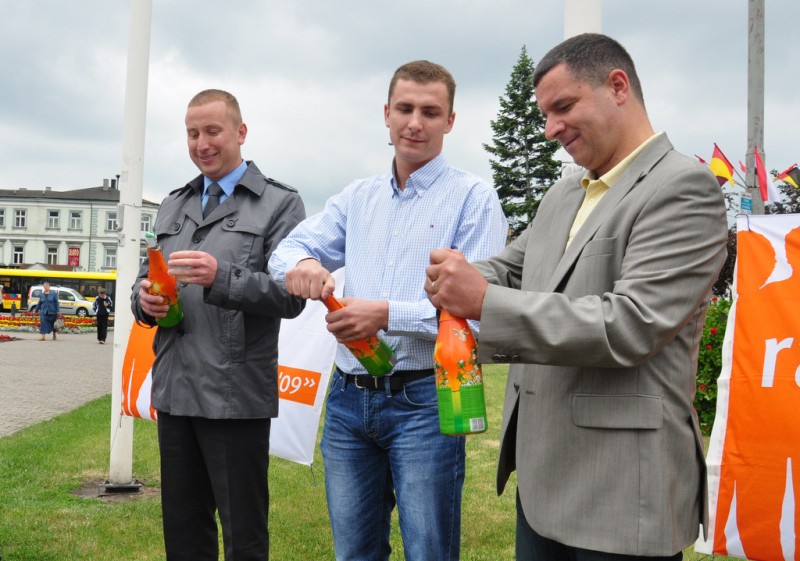 Radni pili na Placu Wolności. Potem podpisali pakt...