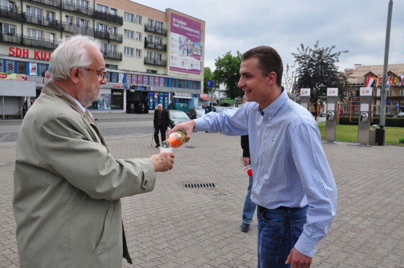 Radni pili na Placu Wolności. Potem podpisali pakt...
