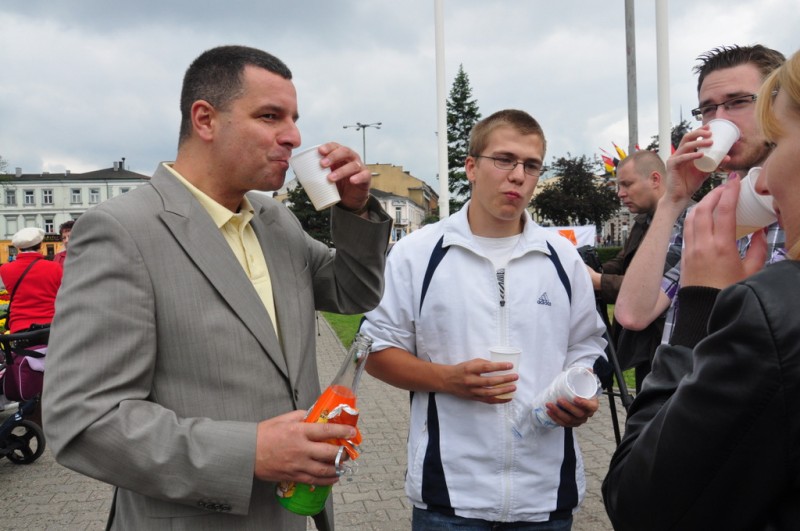 Radni pili na Placu Wolności. Potem podpisali pakt...