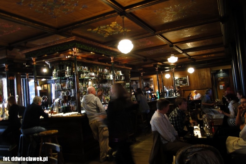Pub w budynku kościoła, Irlandia.