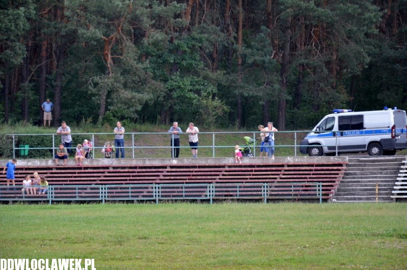 Helikopter pogotowia ratuje życie. Lądować musi jednak w lesie