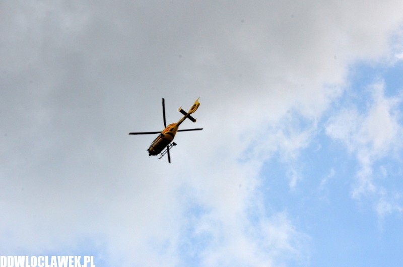 Helikopter pogotowia ratuje życie. Lądować musi jednak w lesie