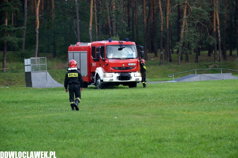 Helikopter pogotowia ratuje życie. Lądować musi jednak w lesie