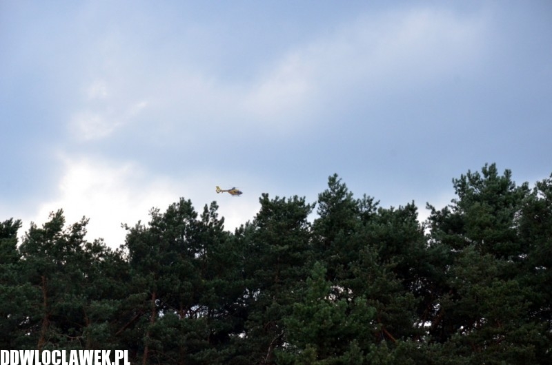Helikopter pogotowia ratuje życie. Lądować musi jednak w lesie