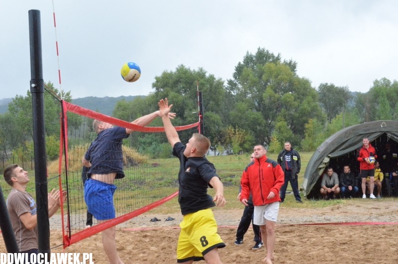 Siatkówka plażowa w deszczu i chłodzie