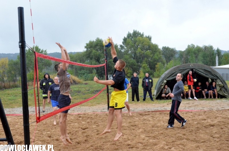Siatkówka plażowa w deszczu i chłodzie
