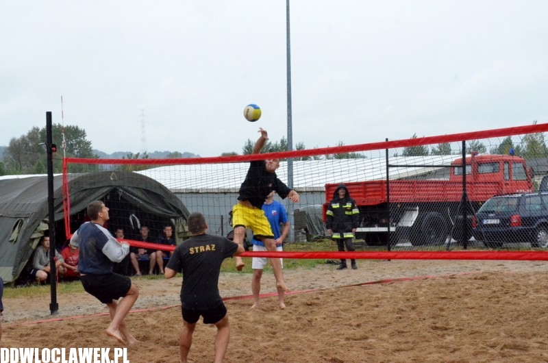 Siatkówka plażowa w deszczu i chłodzie