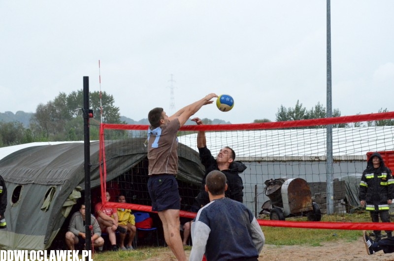 Siatkówka plażowa w deszczu i chłodzie