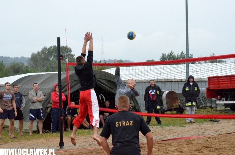 Siatkówka plażowa w deszczu i chłodzie