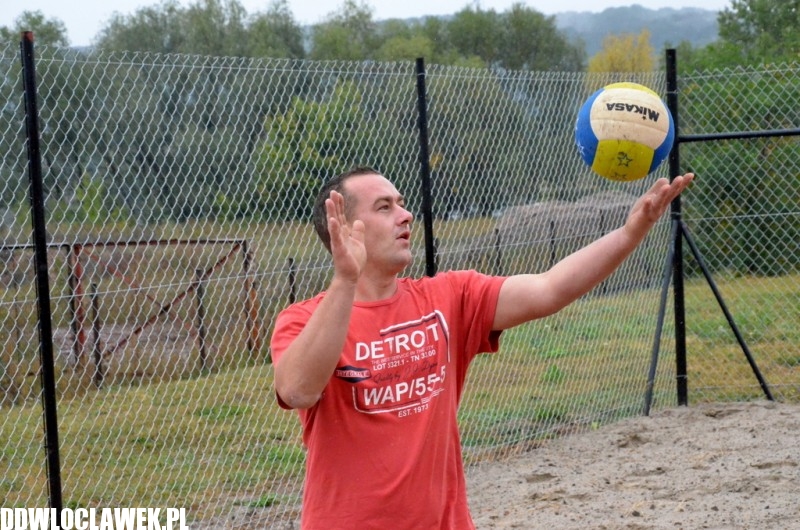 Siatkówka plażowa w deszczu i chłodzie