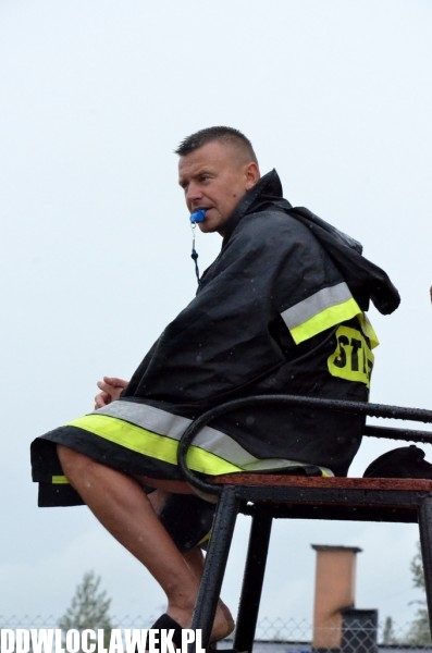 Siatkówka plażowa w deszczu i chłodzie
