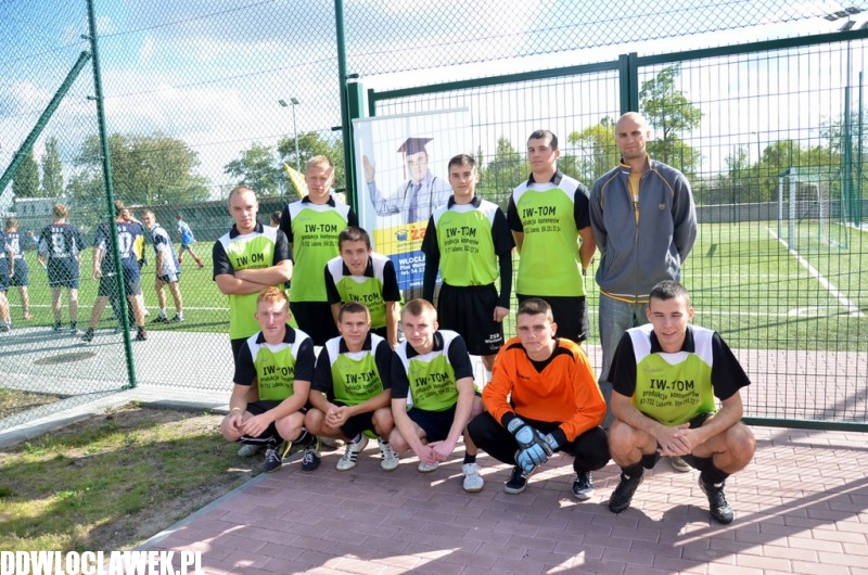 Uczniowie wybiegli na murawę