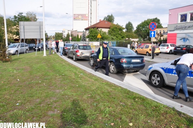 Cztery samochody zderzyły się na skrzyżowaniu. Zobacz zdjęcia...