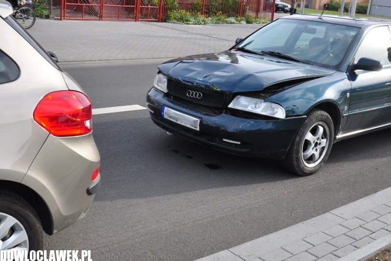 Cztery samochody zderzyły się na skrzyżowaniu. Zobacz zdjęcia...