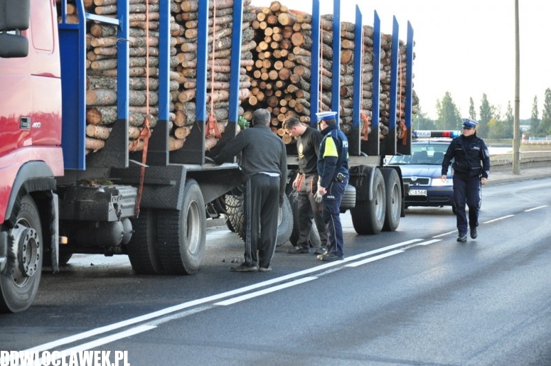 Koło odpadło od ciężarówki i rozbiło samochód