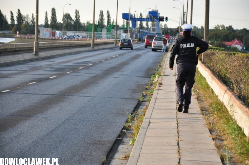 Koło odpadło od ciężarówki i rozbiło samochód