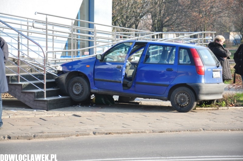 Niecodzienne zdarzenie. Punto w budynek Satfilmu