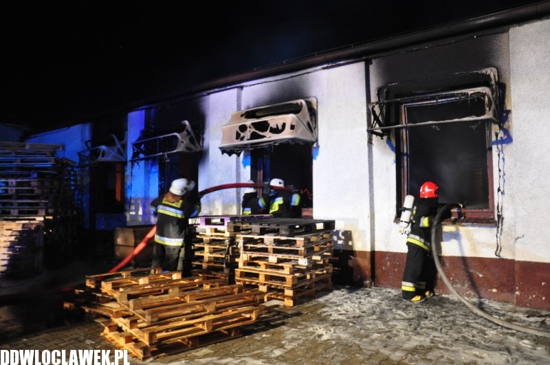 Pożar fabryki pod Włocławkiem. Trwa akcja dogaszania