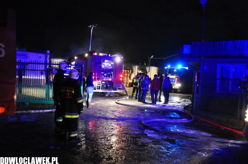 Pożar fabryki pod Włocławkiem. Trwa akcja dogaszania