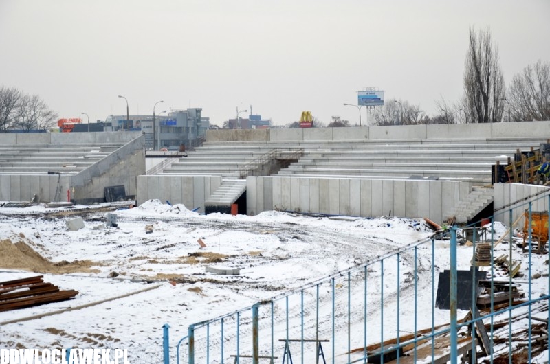 Stadion rośnie jak na drożdżach! Powstały już trybuny i główny budynek