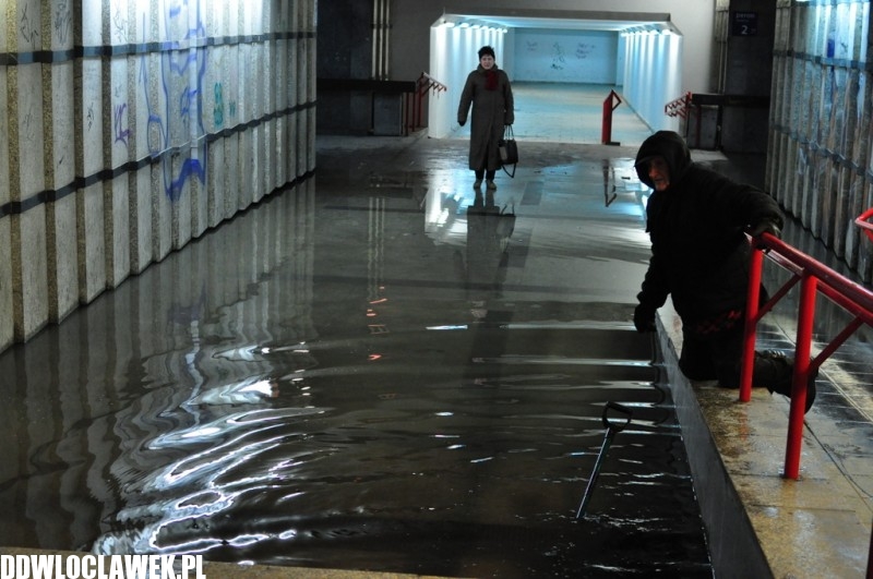 Tunel zalany! Pan Zenek z łopatą broni honoru PKP...