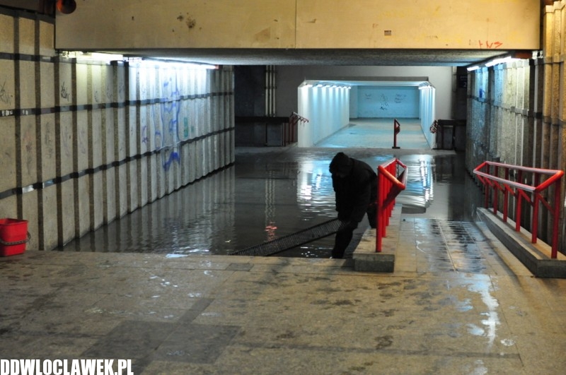 Tunel zalany! Pan Zenek z łopatą broni honoru PKP...