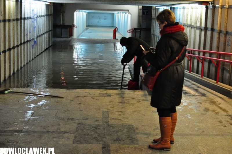 Tunel zalany! Pan Zenek z łopatą broni honoru PKP...