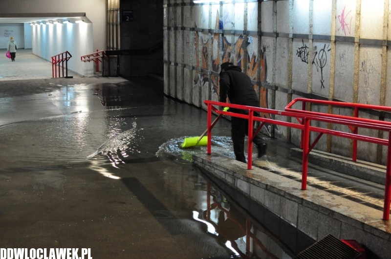 Tunel zalany! Pan Zenek z łopatą broni honoru PKP...