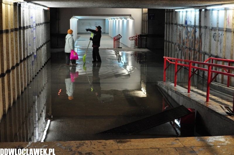 Tunel zalany! Pan Zenek z łopatą broni honoru PKP...