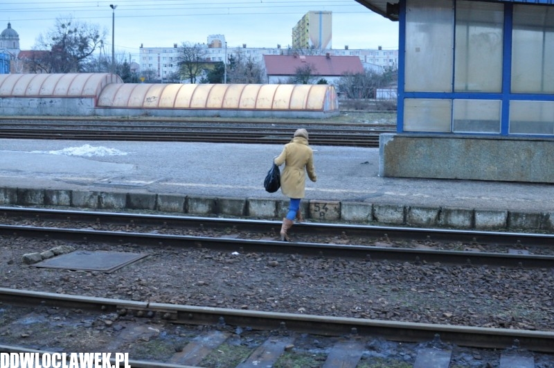 Tunel zalany! Pan Zenek z łopatą broni honoru PKP...