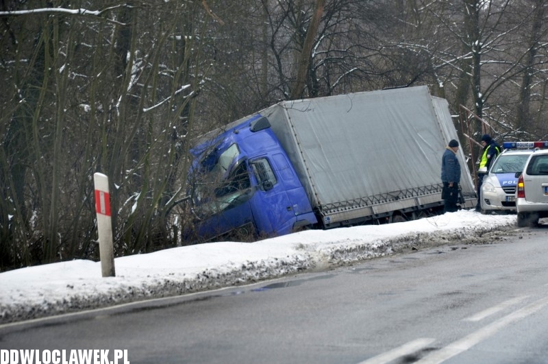 Ciężarówka wypadła z drogi pod Włocławkiem!