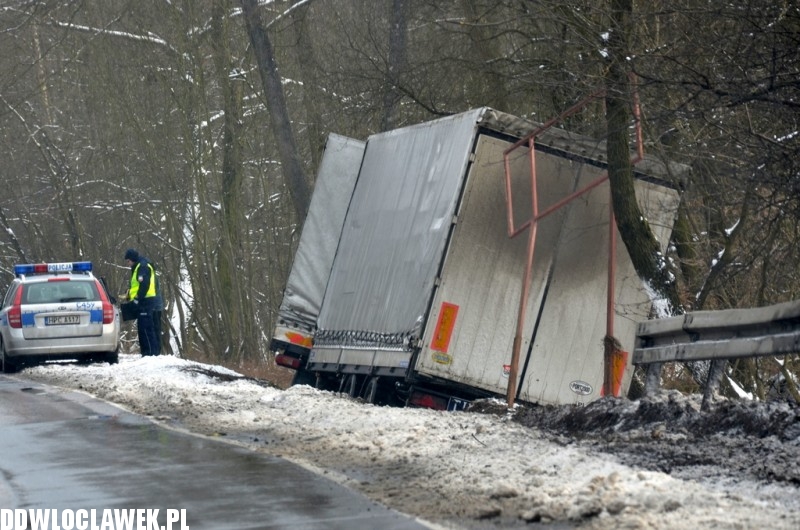 Ciężarówka wypadła z drogi pod Włocławkiem!