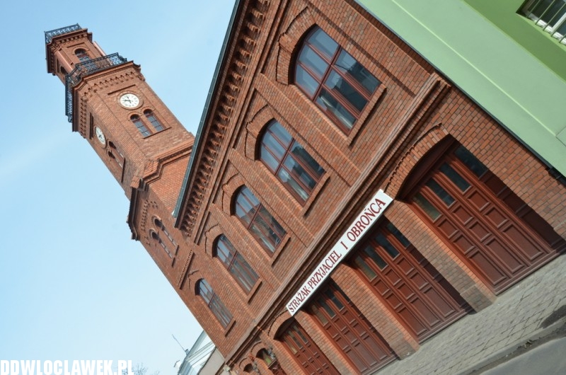 Jak przesuwają wskazówki na zegarze Starej Remizy
