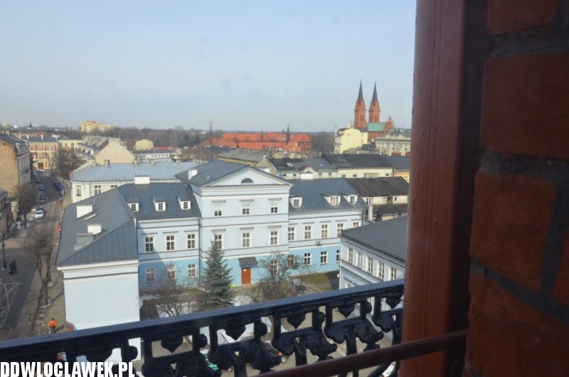 Jak przesuwają wskazówki na zegarze Starej Remizy